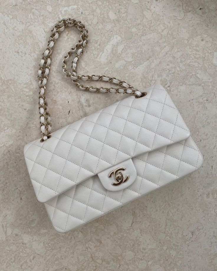 White Chanel Bag, Chanel Handbags Classic, Chanel Classic Flap Bag, Classic Flap Bag, Girly Bags, Chanel Purse, Classic Handbags, Luxury Purses, Fancy Bags