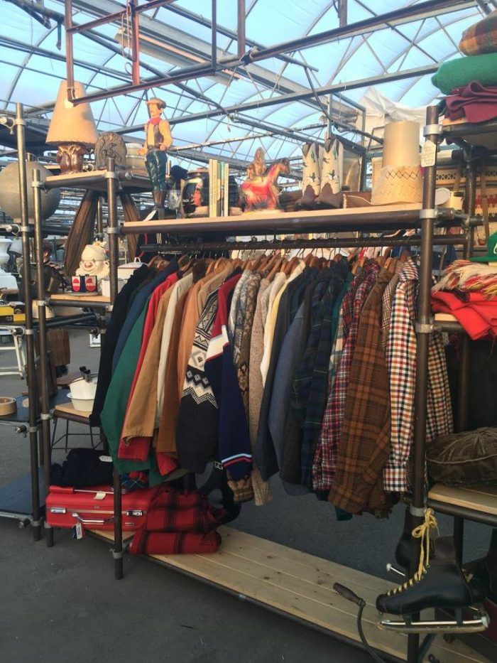 12 Amazing Flea Markets In Minnesota You Absolutely Have To Visit Clothes Market, Flea Market Aesthetic, Barcelona Flea Market, Vintage Markets Display, Chelsea Flea Market Nyc, Italy Flea Market, Thrift Aesthetic, Brooklyn Flea Market, New York Flea Market