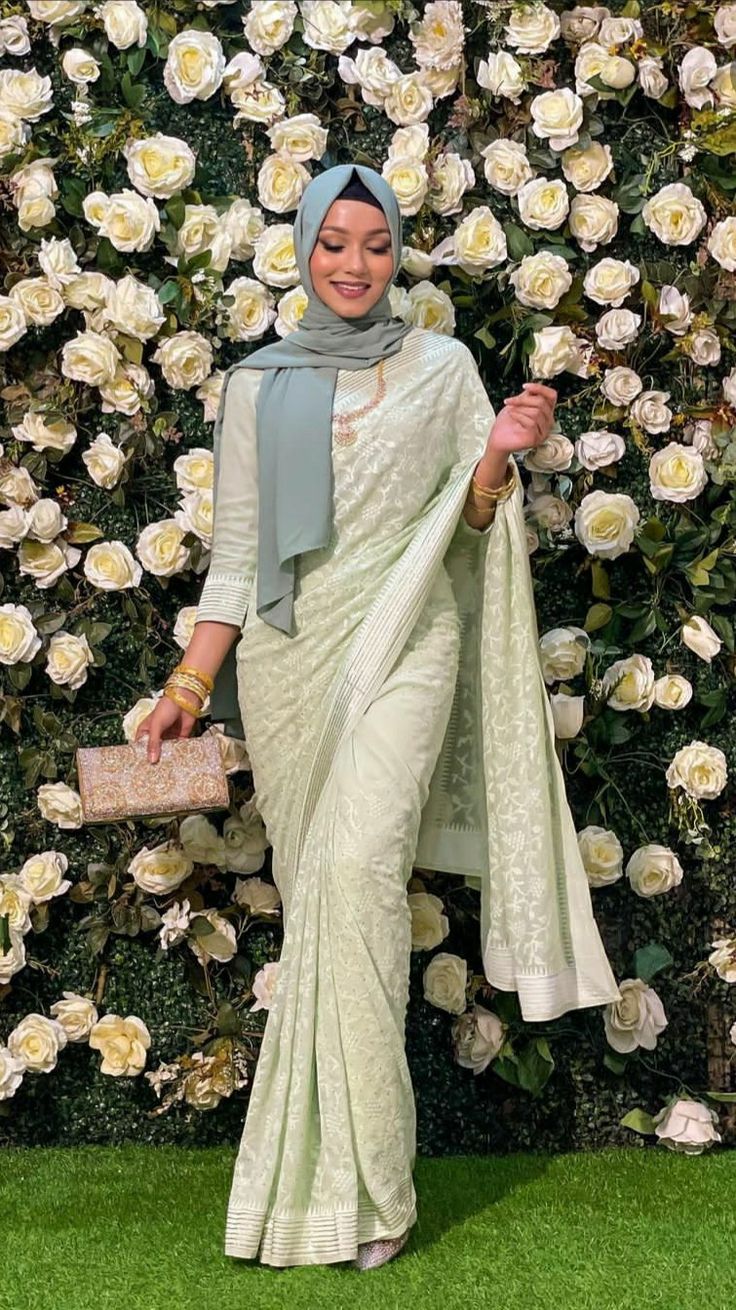 White Saree With Hijab, Sari With Hijab Party Wear, Hijab On Saree Fashion Styles, Saree For Muslims, New Style Saree Party Wear, Saree With Hijab For Farewell, Hijab With Traditional Dress, Pakistani Hijab Style For Wedding, Modest Saree Look