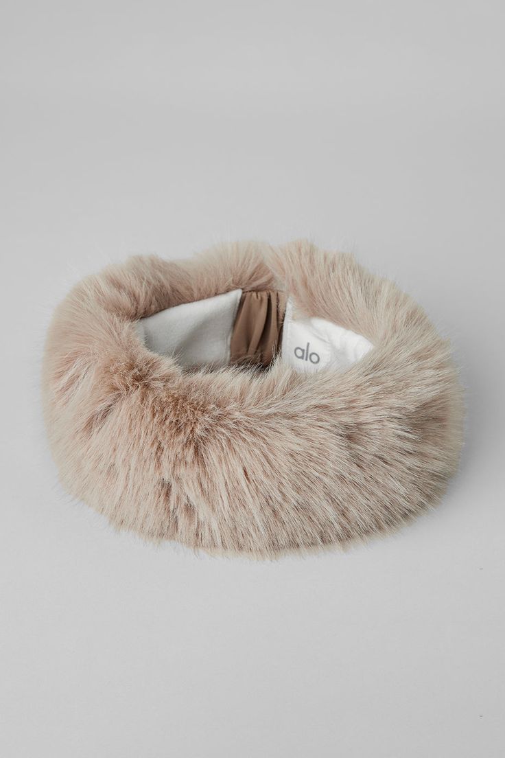 The key to making any outfit look luxe? Top it off with the Wintersun Headband, made from irresistibly soft faux fur with a warm, fleecy lining. It’s even finished with a smart stretchy elastic back for a universally comfortable fit. Ear Headbands Winter, Winter Wishlist Aesthetic, Faux Fur Headband Outfit, Fur Headband Outfit, Soft Winter Aesthetic, Nanny Fashion, Winter Hat Outfit, Dope Snow, Arizona Style