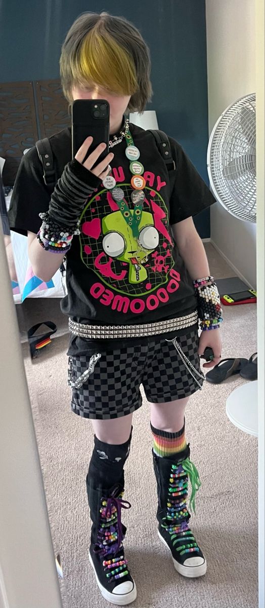 Scene Core Fashion, Scene Masculine Outfits, Scene Outfits Colorful, 00s Emo Fashion, Scenecore Outfit Boy, Scene Outfit Inspo Masc, Neon Grunge Outfits, Sence Kid Outfits, Scene Boy Outfits 2000s