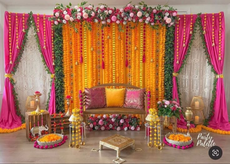 Mehndi Decor At Home, Elegant Wedding Stage, Mehndi Stage Decor, Mehndi Decoration Ideas, Haldi Decoration Ideas, Haldi Ceremony Decorations, Small Wedding Decor, Mehendi Decor Ideas, At Home Decor