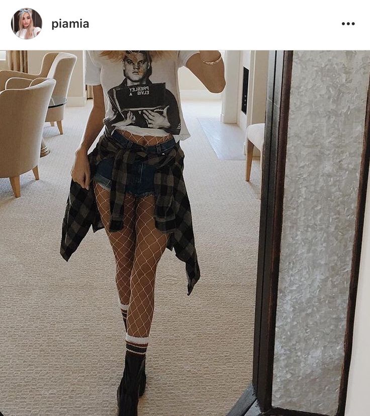 Pia Mia | Fishnets with shorts and crop top White Fishnet Stockings, Princess Pia Mia, White Fishnets, Pia Mia, Look Grunge, Fest Outfits, Instagram Baddie, Neue Outfits, Mode Casual