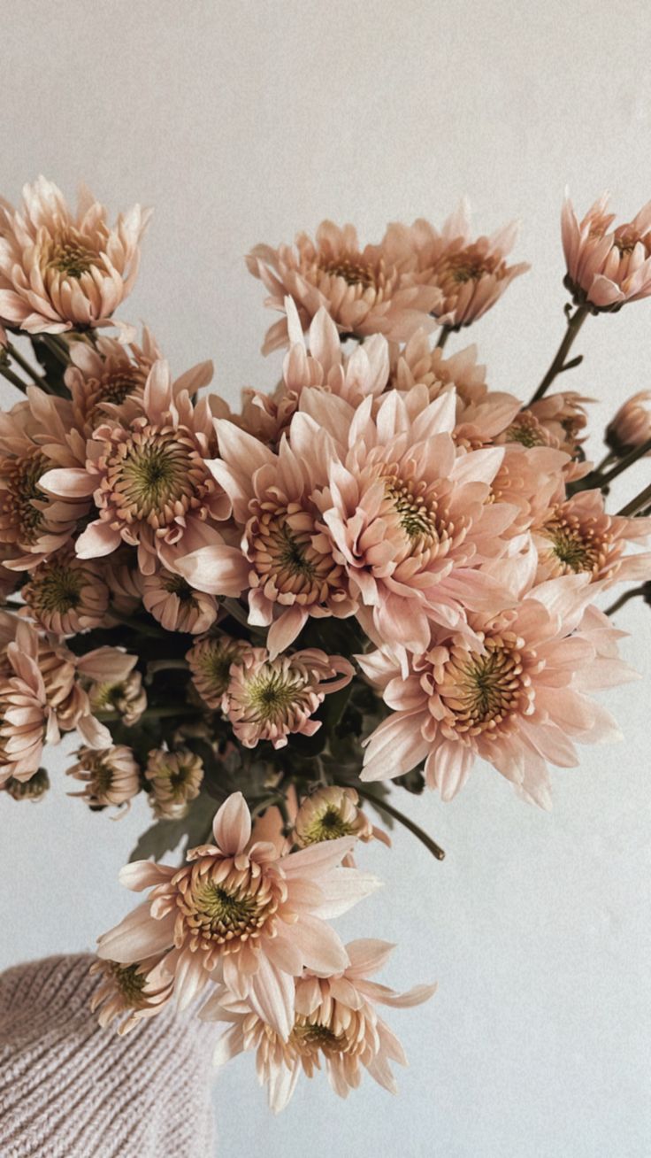 a vase filled with lots of pink flowers