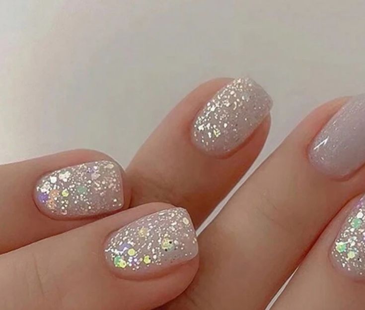 Short White Gel Nails With Glitter, Sparkly Gel Nails Short, Glittery White Nails, Nail Art Paillette, Holographic Glitter Nails, White Gel Nails, Lilac Nails, Glittery Nails, Glitter Gel Nails