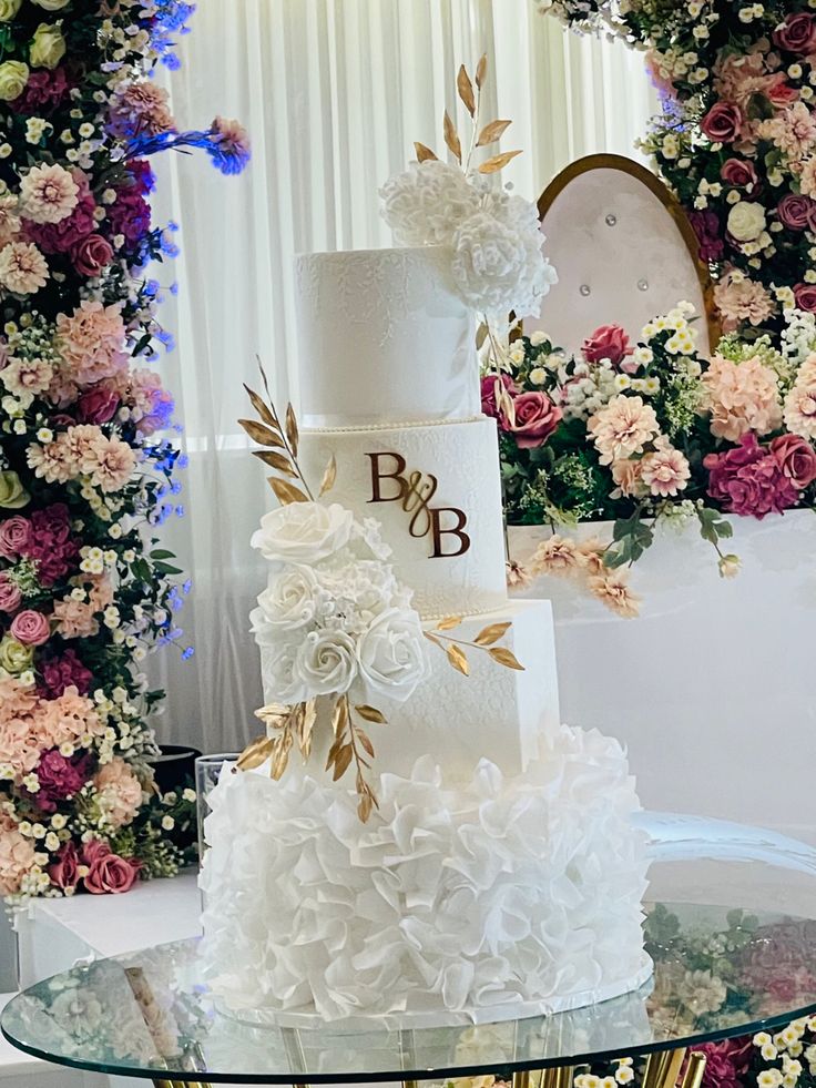 Wafer paper wedding cake Luxury White Wedding Cake, Wedding Cake Silver And White, Luxe Wedding Cake, Wedding Luxury Cake, Modern Wedding Cake Flowers, Trendy Wedding Cakes 2023, Fancy Wedding Cakes Classy, Luxury Wedding Cakes, Wedding Cake Designs Elegant 2024