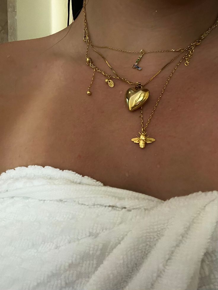 Tan Girl Aesthetic, Insta Pics Beach, Layered Necklaces Aesthetic, Vaca Pics, Layered Necklaces Gold, Tan Brunette, Dream Accessories, Beachy Girl, Tan Summer