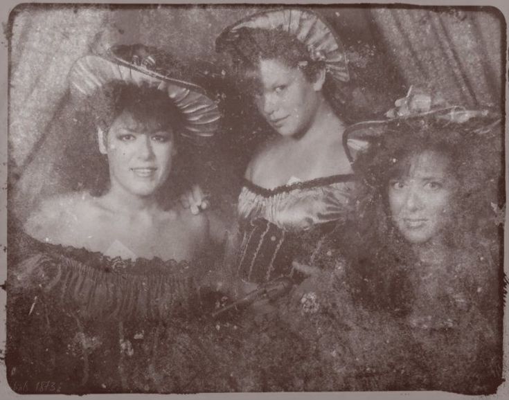 an old photo of three women wearing hats