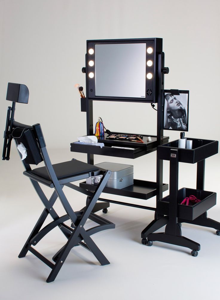 Mesa de Maquiagem: 60 Ideias para Decorar e Organizar Makeup Desk With Lights, Contemporary Dressing Tables, Makeup Station, Makeup Chair, Makeup Desk, Illuminated Mirrors, Makeup Rooms, Makeup Table, Makeup Studio