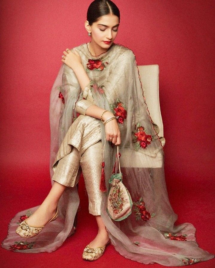 Sonam Kapoor Fashion, Salwar Kamiz, Sonam Kapoor, Dress Indian Style, Indian Attire, Indian Outfit, Designer Dresses Indian, Desi Fashion, Kurta Designs