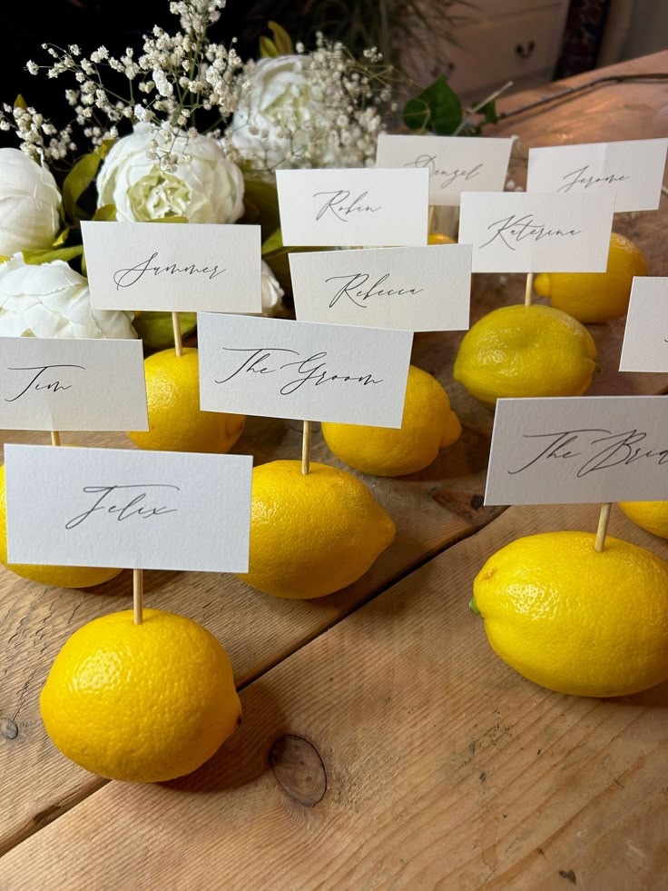 there are many lemons with place cards on them