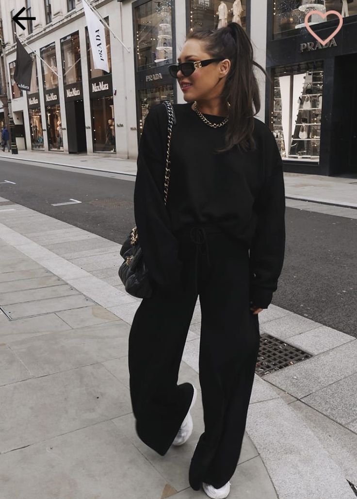 Monochromatic Outfit Fall, Black Monochromatic Outfit, Plus Size Airport Outfit, Cute All Black Outfits, Black Outfits Ideas, All Black Outfit Casual, Black Sweatpants Outfit, Black Joggers Outfit, Aesthetic Plus Size