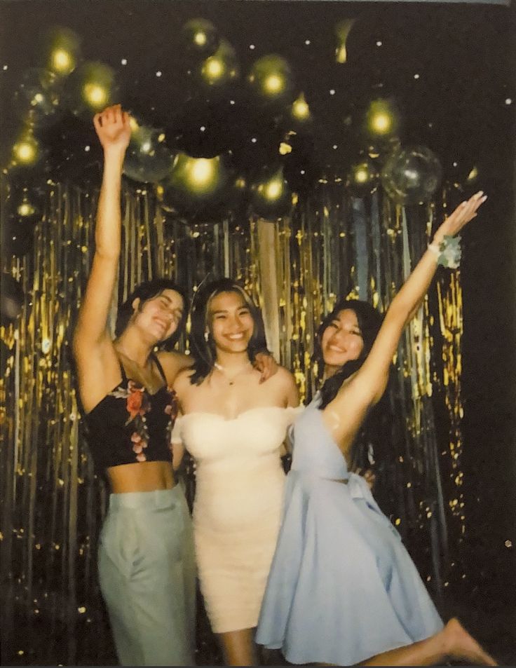 Cute School Dance Pictures, Prom Night Aesthetic Friends, Aesthetic Prom Pictures Elegant, High School Hoco Aesthetic, Hoco Dance Aesthetic, Hoco Aesthetic Pics, Prom Aesthetic Friends Party, Homecoming Picture Poses Group, Homecoming Dance Aesthetic