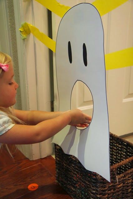 Feed The Ghost Game, Ghost Alphabet, Movement Activities For Kids, Halloween Learning Activities, Inside Activities, Halloween Toddler Party, Strašidelný Halloween, Halloween Activities For Toddlers, Dekorasi Halloween