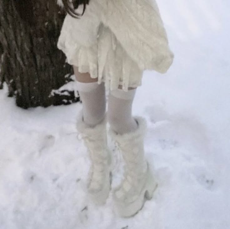 Princess Aesthetic Outfits Winter, Ice Fairy Aesthetic Outfit, Snow Fairy Aesthetic Outfits, Snow Fairy Outfit, Snow Girl Outfit, Winter Core Aesthetic, Love Core Outfits, Winter Fairy Aesthetic, Winter Fairy Coquette