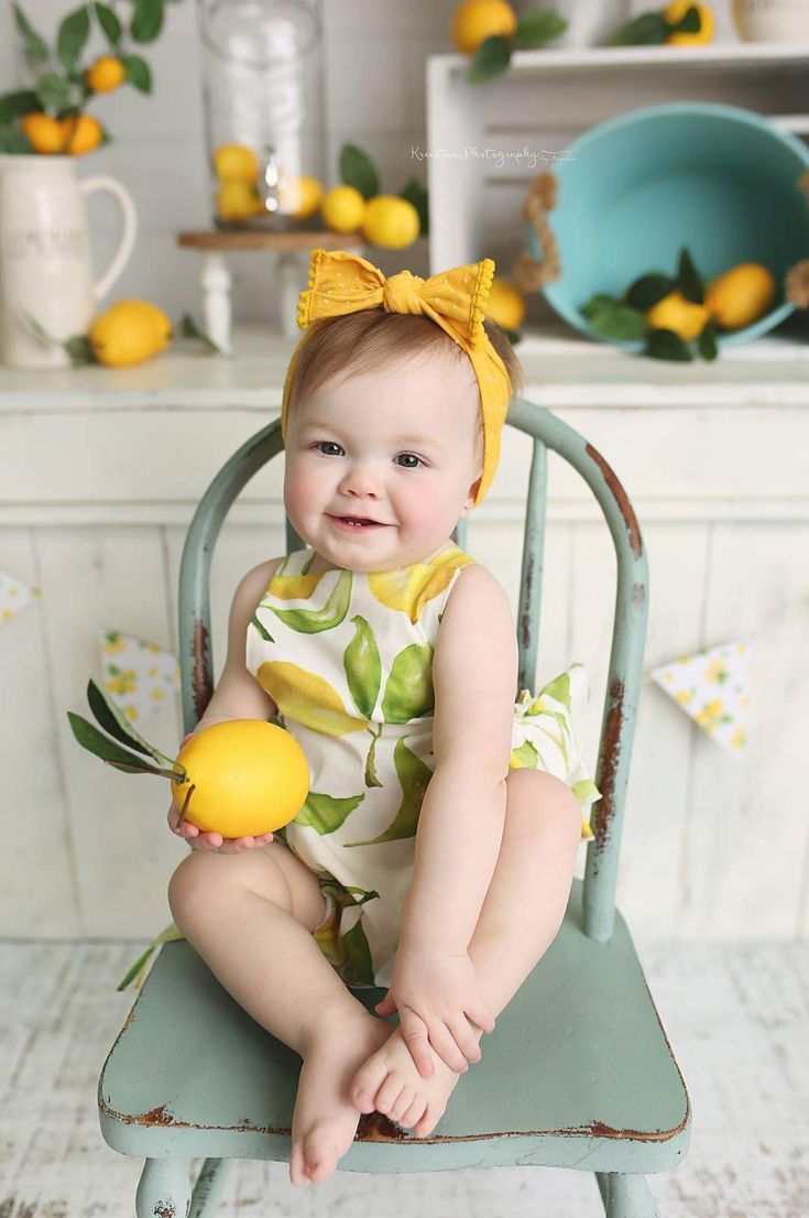 Baby Lemon Photo Shoot, Lemonade Photoshoot, Lemon Photoshoot, Lemonade Stand Photo Shoot, Kids Lemonade Stands, Colorful Photoshoot, Kids Lemonade, Sibling Pictures, Birthday Shots