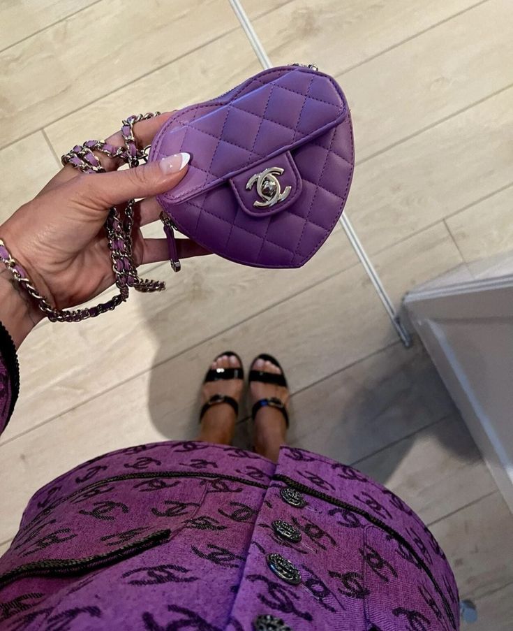 Heart Clutch, Heart Shaped Bag, Chanel Lover, Statement Handbag, Chanel Outfit, Purple Purse, Mode Chanel, Purple Bag, Stylish Purse