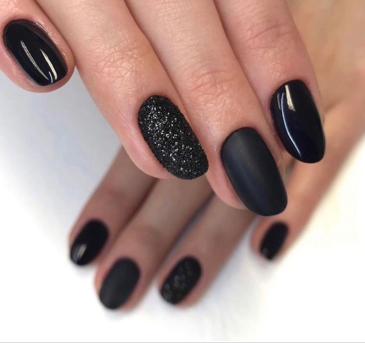 Short Oval Nail Designs, Oval Nail Designs, Classy Black Nails, Short Oval Nails, Champagne Nails, Simple Toe Nails, Oval Nail, Oval Nails Designs, May Nails