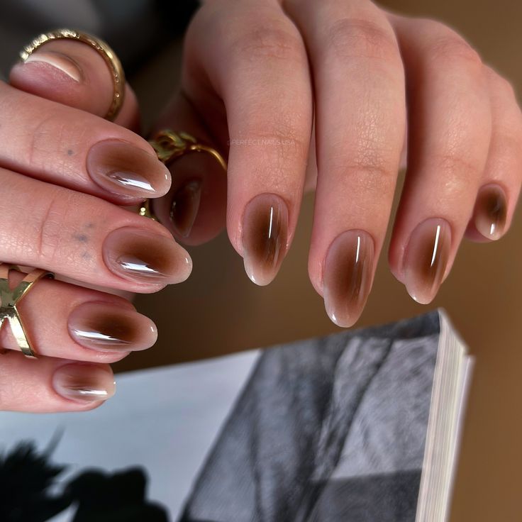 Airbrush Brown Nails, Fall Nails Airbrush, Nude Airbrush Nails, Fall Nails 2024 November, Airbrush Fall Nails, Cute Brown Nail Designs, Airbrush Short Nails, Brown Airbrush Nails, Fall Airbrush Nails