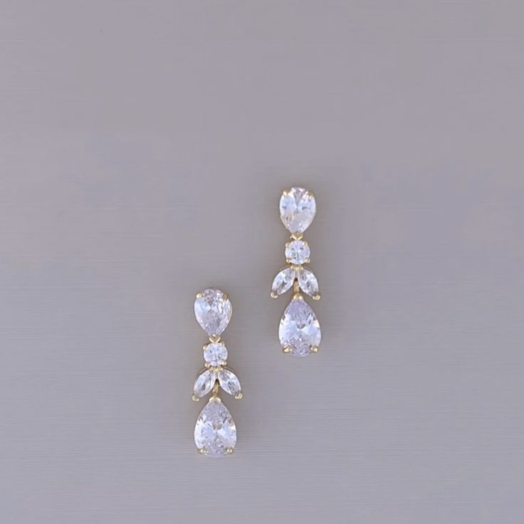 New In Box Bridal Earring Set! Gold With Swarovski Cz Description From Shop: Our Gorgeous Aura Earrings With Amazing Swarovski Crystals Arrangement. The Design Is Made Up Of Tear Drop And Leaf Shape Crystals To Make Every Look Stand Out. They Are Perfect For A Simple But Glamorous Look. The Earrings Can Be Styled With Most Of Our Wedding Headpieces And Bridal Tiaras And Crowns. * Handcrafted Unique Design * Highest Quality & Finest Materials * Brilliant Swarovski Crystals * Cubic Zirconia * Rhod Wedding Earrings For Updo, Bridesmaid Jewelry Ideas Silver, Wedding Earrings Bride, Bride Stuff, Blue Earrings Wedding, Turquoise Statement Earrings, Bridal Drop Earrings, Long Bridal Earrings, Wedding Earrings Studs