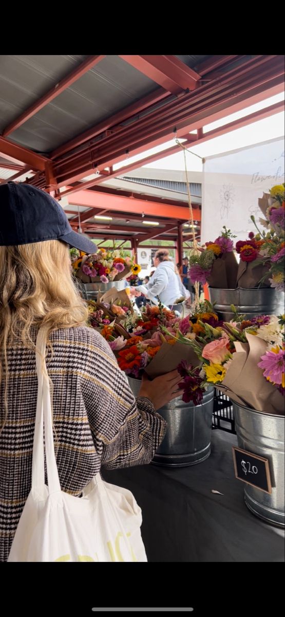 Picking out a bouquet of flowers at a farmers market, dressed in a fall outfit Fall Farmers Market Outfit, Blonde Hair Outfit Ideas, Farmers Market Pictures, Farmers Market Photoshoot, Goat Photo, Fall Farmers Market, Aesthetic Flowers Bouquet, Farmers Market Aesthetic, Market Photography