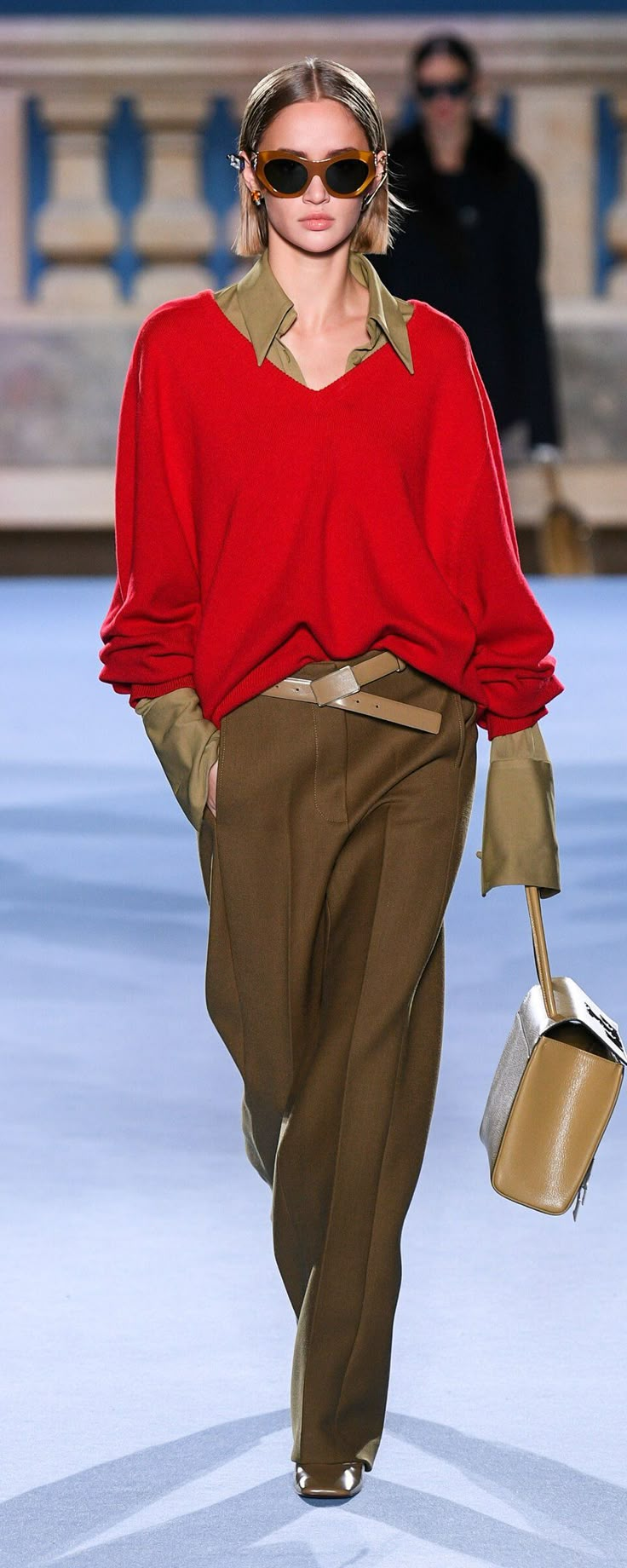 Fall 2023 Fashion Trends, Fall 2023 Fashion, Fall Runway, 2023 Fashion Trends, Outfit Chic, Runway Trends, Brown Pants, Red Sweater, Winter Trends