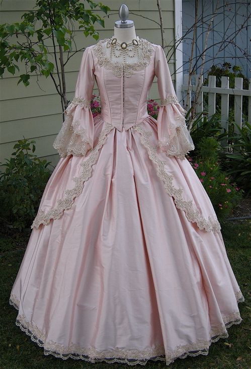 18th century gown Gothic Victorian Dresses, Era Victoria, Southern Belle Dress, Gaun Abad Pertengahan, Antoinette Dress, Victorian Dresses, Old Dress, Century Dress, Old Fashion Dresses