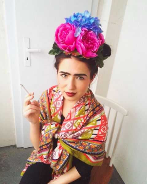 30 Examples Of Frida Kahlo Costumes That Are So Freaking Good #refinery29  http://www.refinery29.com/2016/10/125306/frida-kahlo-costume-flower-crowns#slide-24  Those flowers look garden fresh.... Freida Kahlo Costume, Frida Fashion, Hispanic Outfits, Mexican Fancy Dress, Frida Kahlo Flower Crown, Easy Fancy Dress, Frida Kahlo Dress, Freida Kahlo, Easy Couples Costumes