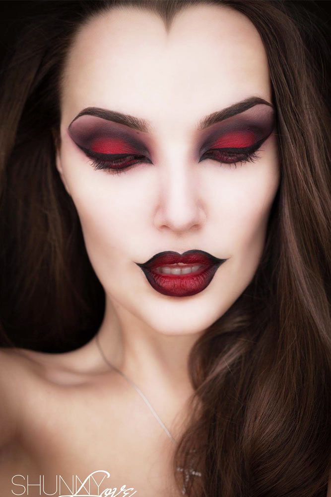 Is vampire makeup kinda your thing? Have you been waiting the whole year to put the mask on and become the creature of the night for once? Rejoice! Carnaval Make-up, Vampire Makeup Halloween, Makeup Zombie, Halloweenský Makeup, Halloween Make-up Looks, Vampire Makeup, Witch Makeup, Halloween Tattoo, Smink Inspiration