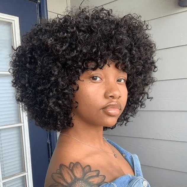 Descubra 30 Ideias de Penteados Para Crespas Que Estão em alta 25 Afro With Bangs, Haircut Shapes, Bang Bob, Afro Look, Curl Wig, Drawn Rose, Cabello Afro Natural, Afro Wig, Curly Bangs