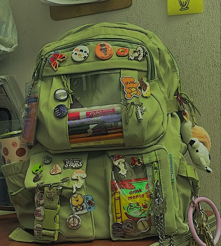 Inside My Bag, Backpack Decoration, Mia 3, What In My Bag, My Bag, Essential Bag, Cute Bags, Dream Clothes, Look Cool