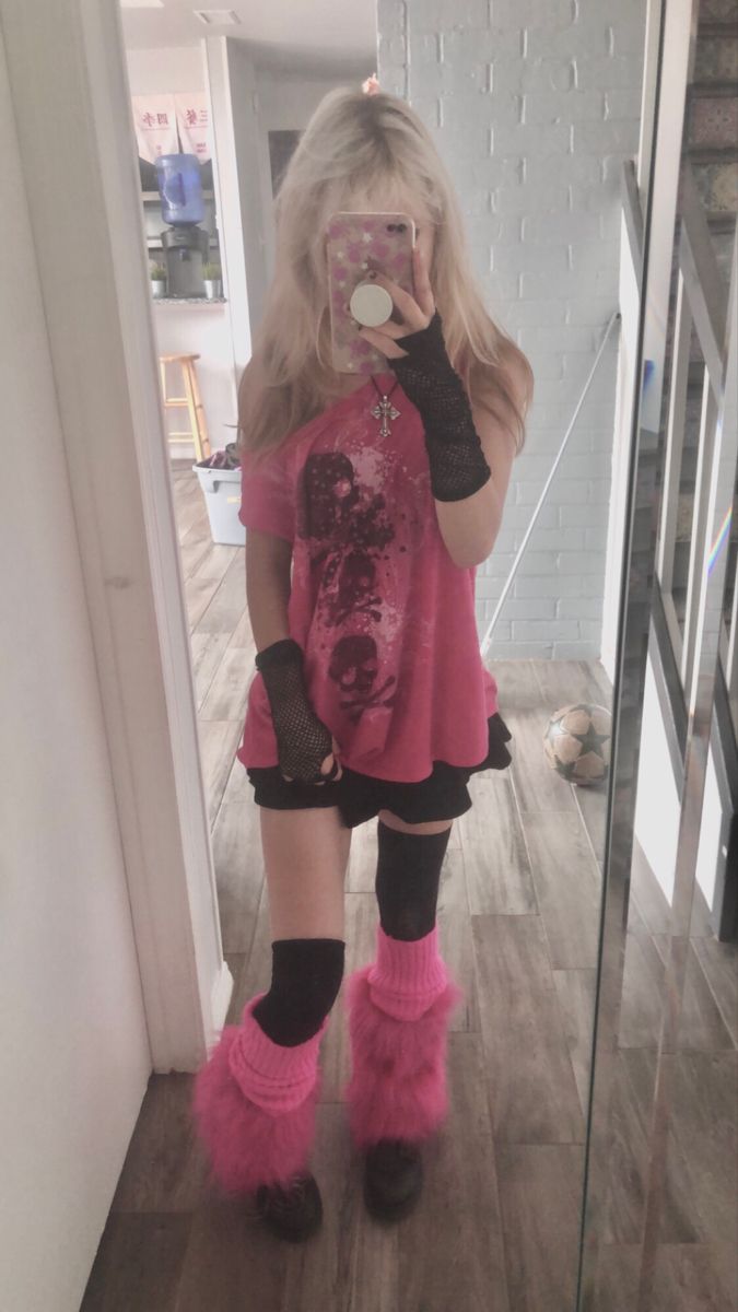 Pastel Gyaru Outfits, Y2k Gyaru Fashion, Zombie Inspired Outfits, Grunge Pink Outfit, Pink Scene Outfits, Pink Grunge Outfits, Pink Grunge Outfit, Pink Punk Outfits, Emo Concert Outfit