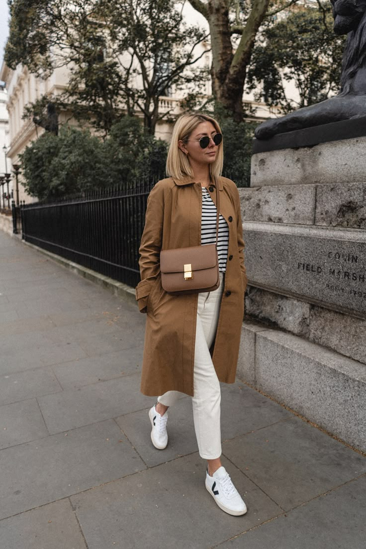 Emma Hill, Mac Coat, White Jeans Outfit, Blonde Brunette, Looks Street Style, Brown Coat, Coat Outfits, White Pants, Winter Fashion Outfits