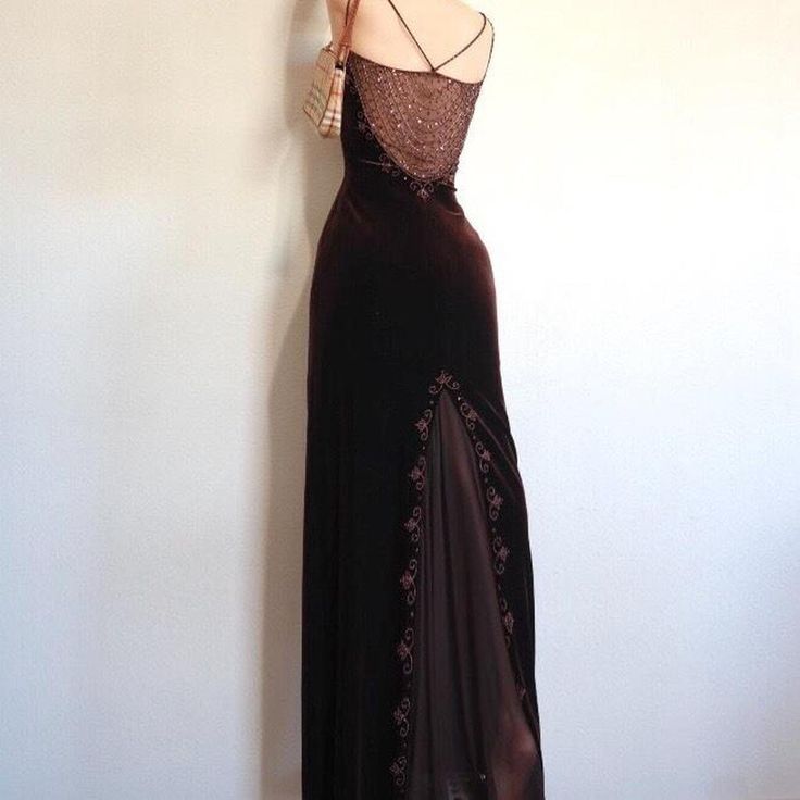 Brown Velvet Dress, Prom Dress Inspo, Velvet Prom Dress, Looks Party, Prom Dress Inspiration, Prom Dresses Vintage, Pretty Prom Dresses, Brown Velvet, Gown Prom