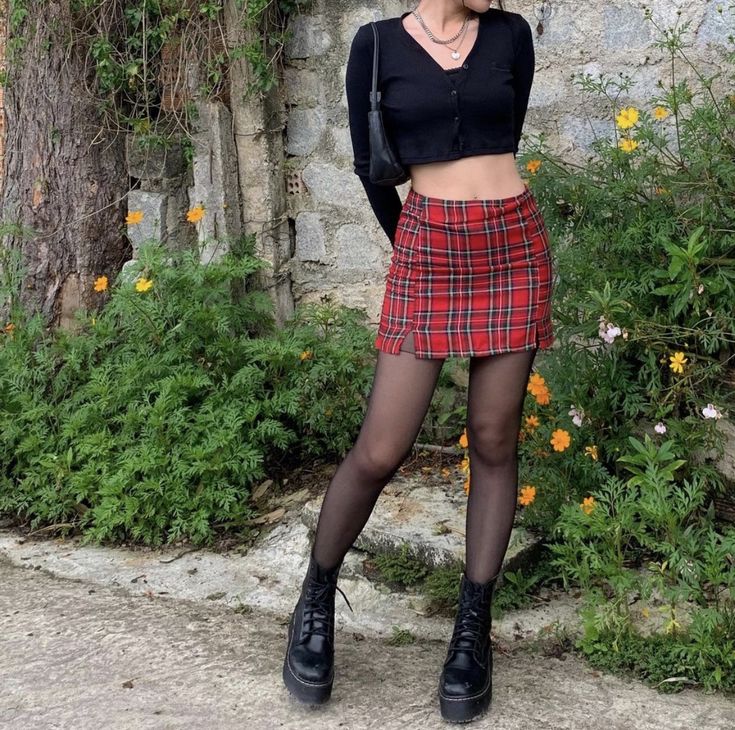 H&m Mini Skirt, Plaid Mini Skirt Outfit Grunge, Red Check Skirt Outfit, Purple Plaid Outfit, Red Plaid Skirt Outfit Winter, Short Plaid Skirt Outfit, Red Plaid Skirt Outfit, Plaid Mini Skirt Outfit, Checked Skirt Outfit