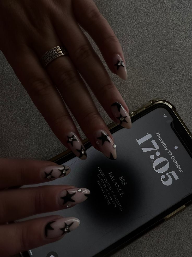 Weeknd Nail Art, Gothcore Nails, Xo Nails Design The Weeknd, Drake Concert Nail Ideas, Stars On Nails Design, Black Star Nail Designs, Tate Mcrae Nails Ideas, Tate Mcrae Nails, Xo Nails The Weeknd