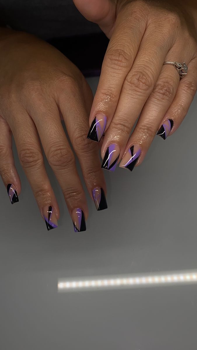 Purple And Black Toenails, Brown And Purple Nails Acrylic, Lavender And Black Nails Acrylic, Purple Nails With Black Design, Purple Black Nails Designs, Black And Purple Acrylic Nails, Dark Purple And White Nails, Purple And Black Acrylic Nails, Purple And Black Nails Designs