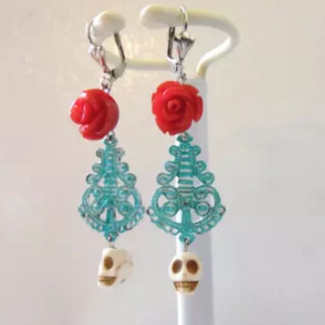 Halloween Skull Earrings. Charming Day Of The Dead Sugar Skull Chandelier Earrings. Measures Approx. 3 "Long. Please See Photos As They Are An Important Part Of The Description And Thank You For Looking! Skull Chandelier, Sugar Skull Earrings, Jewelry Halloween, Earrings Chandelier, Skull Earrings, Halloween Earrings, Halloween Jewelry, Halloween Skull, Day Of The Dead