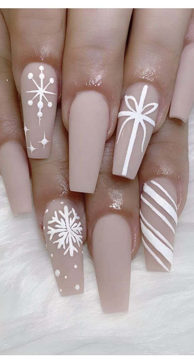 Trending Christmas Nails, Nail Design Christmas, Christmas Nails 2022, Snowflakes Nails, Nail Art 2022, Christmas Snowflakes Nails, Christmas Nail Design, Snowflake Nail Design, Neutral Nail Designs