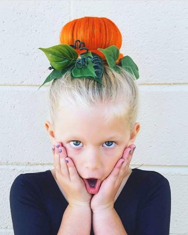 The perfect pumpkin bun!  #halloweenhairstyles Cute Halloween Hairstyles, Short Hair For Kids, Halloweenský Makeup, Halloween Hairstyles, Wacky Hair Days, Wacky Hair, Crazy Hair Day At School, Crazy Hair Days, Halloween Hair