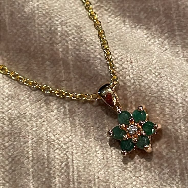 Dainty Emerald & Diamond Gold Pendant Vermiel 925 Sterling Silver Never Worn Comes With Gold Plated Chain 18” I Added The Chain Incase You Want To Give It As A Gift ! :) Green Stone Pendant Gold, Emerald Jewelry Necklace, Green Gold Jewelry, Vintage Diamond Necklace, Emerald Green Jewelry, Diamond Gold Pendant, Vintage Jewelry Necklace, Jewelry Accessories Ideas, Gold Pearl Necklace