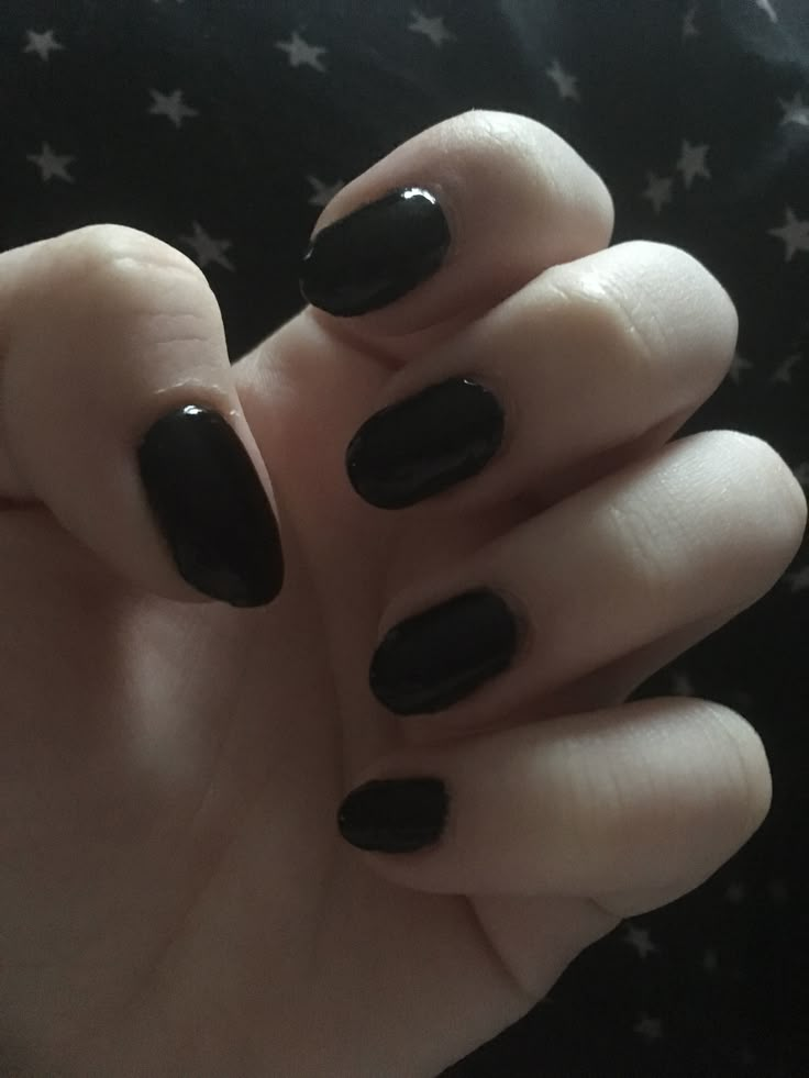 Black Nailpolish Aesthetic, Black Painted Nails Aesthetic, Black Chipped Nails, Chipped Black Nails, Chipped Nail Polish Aesthetic, Black Nail Polish Aesthetic, Rebeca Core, Black Nails Aesthetic, Black Nails Short