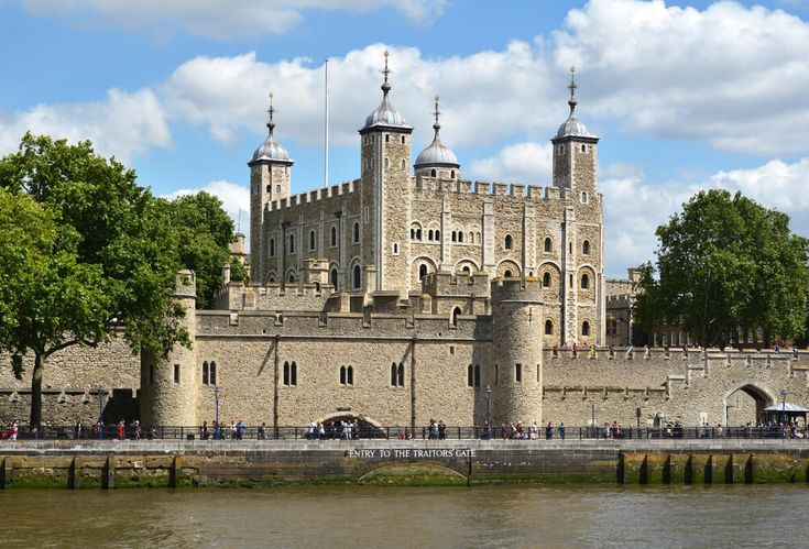 the tower of london is next to some water