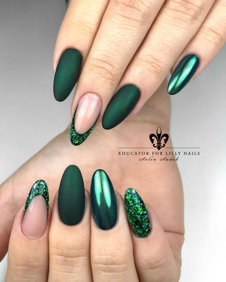 . ————————————————————————— PRODUCTS USED: • Super Bond • Gelpolish ’Emerald’ • Glitter mix ’Emerald’ • Glitter mix ’Basic Holo Blue’ •… | Instagram Matte Green Nails, Oval Nails Designs, Emerald Nails, Dark Green Nails, Chrome Nails Designs, Green Nail Designs, Simple Acrylic, Nagel Tips, Matte Nails Design