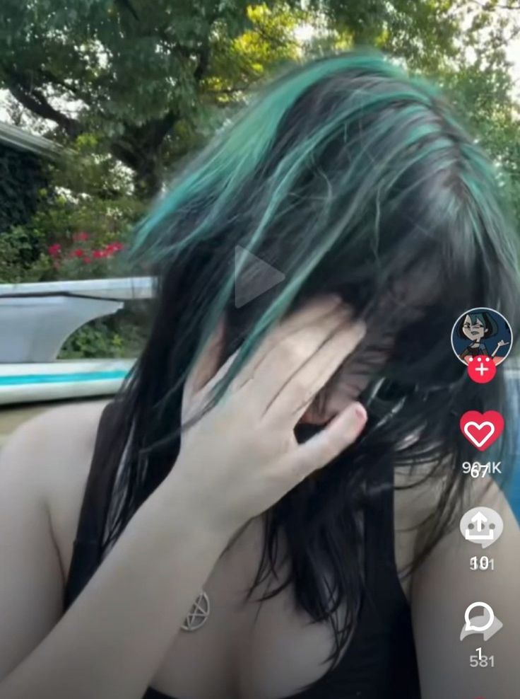 Dark Split Dye, Hair Dye Reference, Black Hair Streaks, Teal Hair Streaks, Colored Hair With Bangs, Face Framers, Green Hair Streaks, Green And Black Hair, Dark Teal Hair