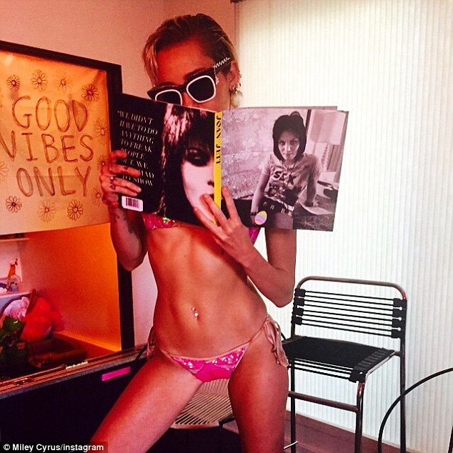 Miley Cyrus shows off her toned and tanned bikini body #dailymail Miley Cyrus Show, Miley Cyrus News, Genderqueer Fashion, Miley Stewart, Cheryl Ladd, Entertainment News Celebrities, Summer Instagram, Toned Body, Celebrity Entertainment