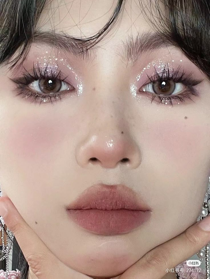 Make Up Looks Concert, Korean Prom Makeup Look, Prom Korean Makeup, Enchanted Makeup Looks For Prom, Alternative Prom Makeup, Debut Make Up Look, Maquillaje Korean Style, Asian Prom Makeup, Kpop Makeup Female