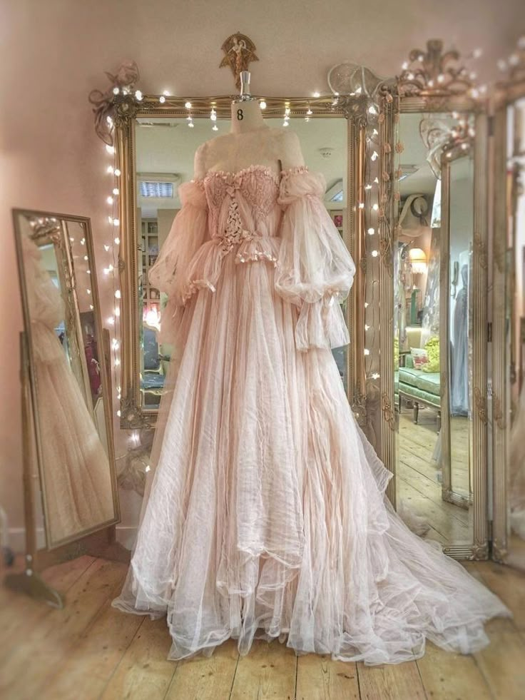 Gaun Abad Pertengahan, Ethereal Dress, Prom Dress Inspiration, Bohol, Fantasy Gowns, Pretty Prom Dresses, Fairytale Dress, Fantasy Dress, Glam Dresses