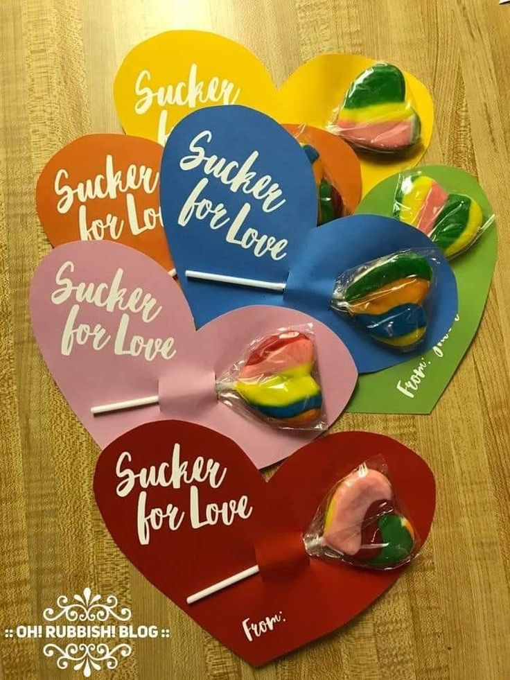 heart shaped lollipops with the words sucker for love written on them