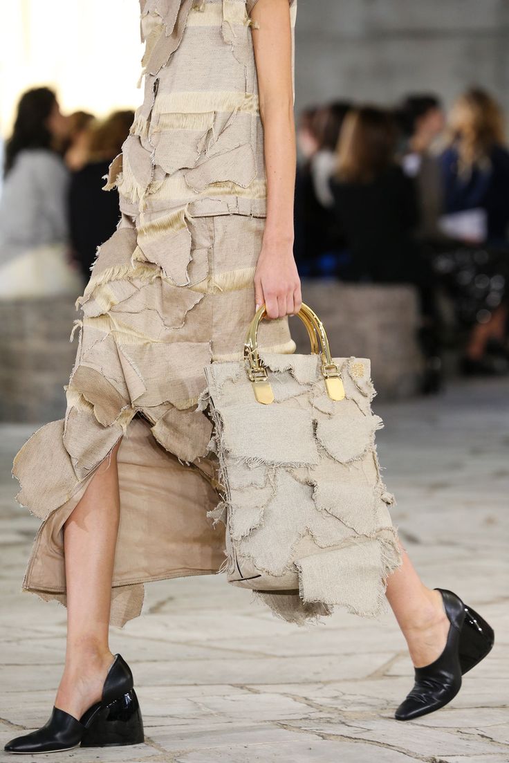 Loewe Spring 2015 Ready-to-Wear Fashion Show Details Mode Tips, Lv Bags, Upcycled Fashion, Fabric Bags, Couture Dresses, Fashion Details, Fashion Week Spring, Couture Fashion, Paris Fashion